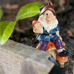 Ancien nain de jardin avec chapeau, décoratif et charmant