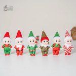 Bébé lutin en décoration de jardin colorée et charmante