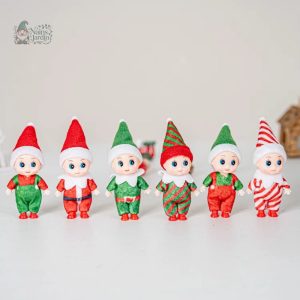 Bébé lutin en décoration de jardin colorée et charmante