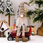Gnome scandinave avec chapeau pointu et sourire accueillant