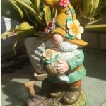 Nain de jardin avec fleur lumineuse décorative
