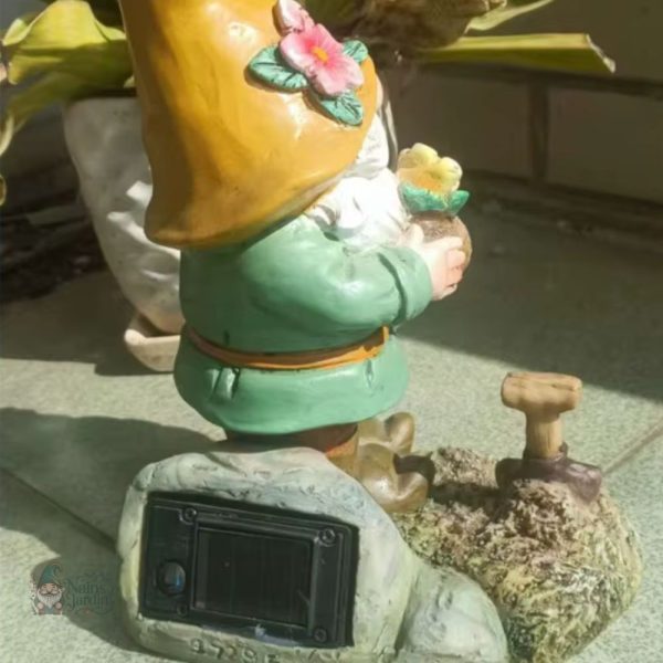 Statue de nain de jardin ornée d'une fleur éclairante