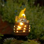 Figurine de jardin représentant un apiculteur avec abeilles