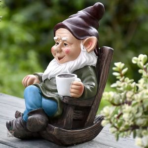 Nain de jardin souriant, assis sur un banc