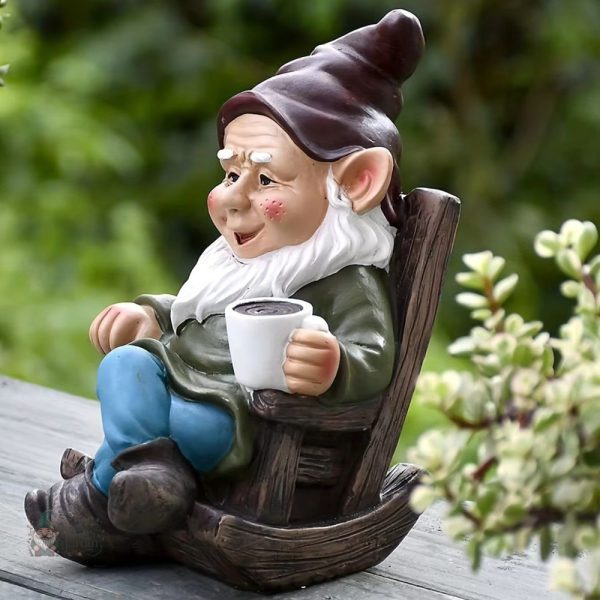 Nain de jardin souriant, assis sur un banc