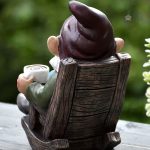 Figurine de nain de jardin en position assise
