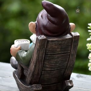 Figurine de nain de jardin en position assise