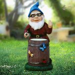 Nain de jardin avec baril décoratif en résine colorée