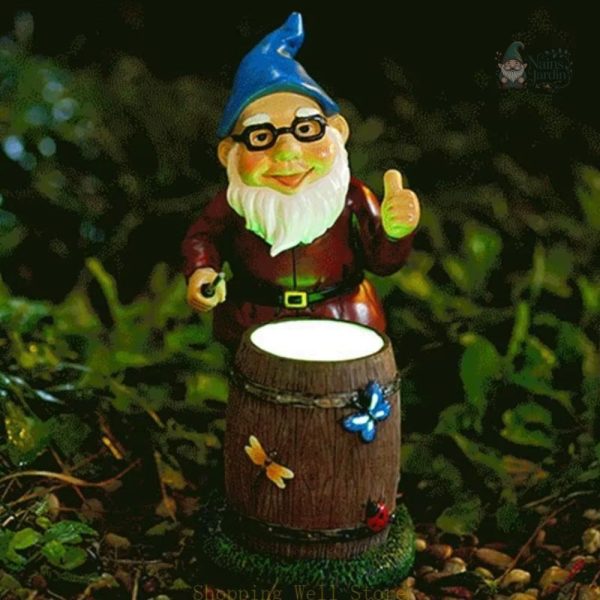 Nain de jardin souriant tenant un baril en bois