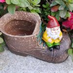 Nain de jardin avec botte colorée