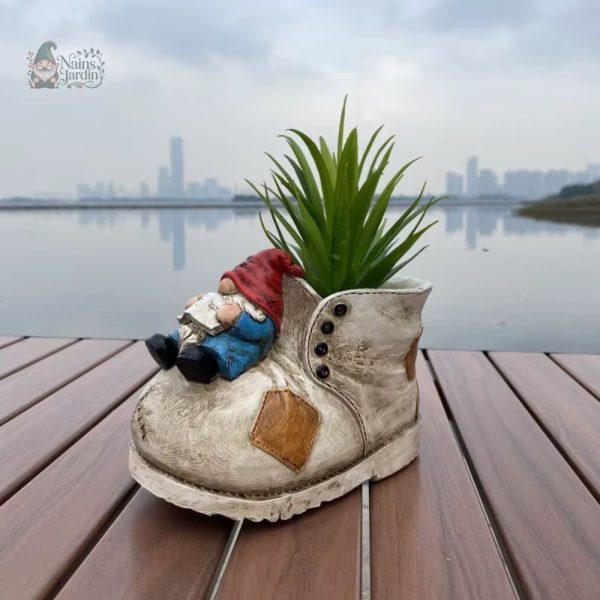 Nain de jardin souriant avec une botte décorative