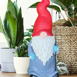 Figurine de nain de jardin tenant une canne en bois