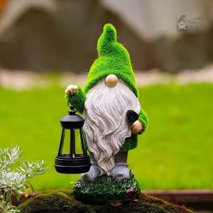 Nain de jardin avec lanterne décorative