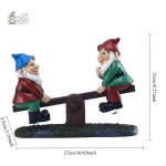 Statue de nain de jardin amusant sur balançoire colorée