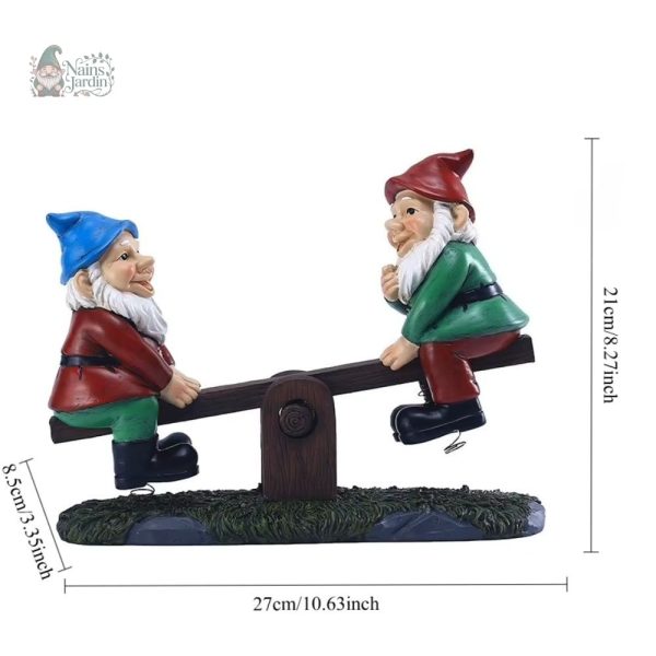 Statue de nain de jardin amusant sur balançoire colorée