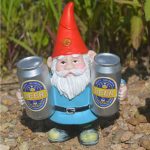 Statue de jardin nain buvant de la bière colorée