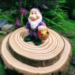 Gnome de jardin blanc avec bonnet rouge