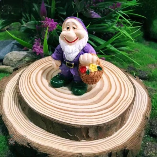 Gnome de jardin blanc avec bonnet rouge
