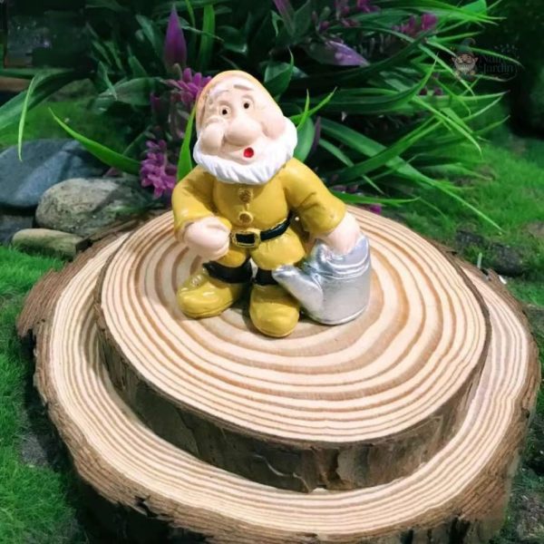 Figurine de nain de jardin au style classique