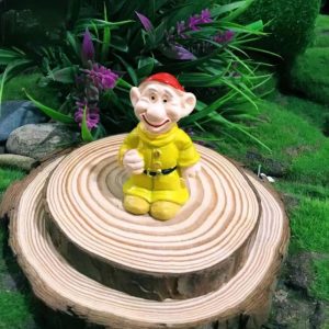 Nain de jardin souriant avec barbe blanche