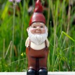 Gnome de jardin vintage avec finition patinée