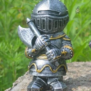 Gnome de jardin avec armure et épée