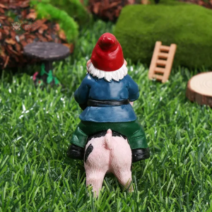 Nain de jardin en forme de cochon coloré