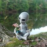 Nain de jardin extraterrestre moderne en résine colorée