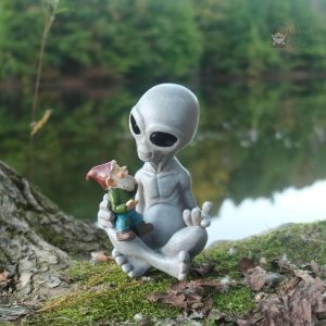 Nain de jardin extraterrestre moderne en résine colorée