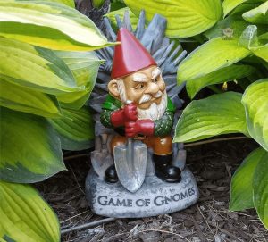 Nain de jardin moderne Game of Gnomes, décor extérieur ludique