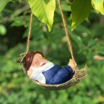 Nain de jardin avec hamac décoratif