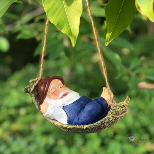 Nain de jardin avec hamac décoratif