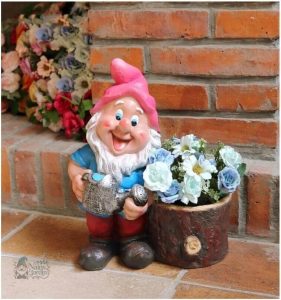Nain de jardin jardinier au look charmant et coloré