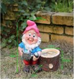 Gnome de jardin avec chapeau pointu et outils de jardinage