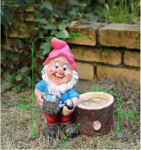 Gnome de jardin avec chapeau pointu et outils de jardinage