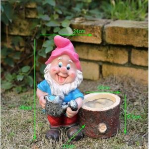 Gnome de jardin avec chapeau pointu et outils de jardinage