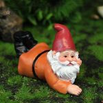 Nain de jardin miniature en couleur vive