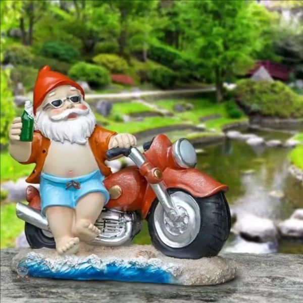 Nain de jardin sur une moto décorative