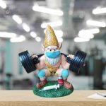 Nain de jardin moderne avec haltères en position de musculation