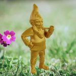 Nain de jardin moderne en or