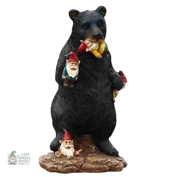 Décoration extérieure tendance avec un ours en jardin