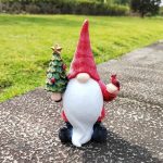 Nain de jardin père Noël en position provocante