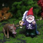 Nain de jardin moderne en pirate coloré