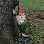 Nain de jardin amusant qui fait pipi en décoration extérieure