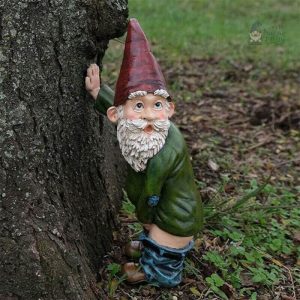 Nain de jardin amusant qui fait pipi en décoration extérieure