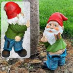 Nain de jardin humoristique faisant un doigt