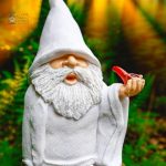 Nain de jardin moderne qui fume une pipe