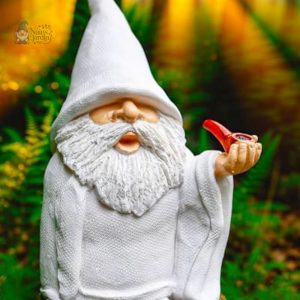Nain de jardin moderne qui fume une pipe