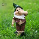 Nain de jardin avec expression réfléchie