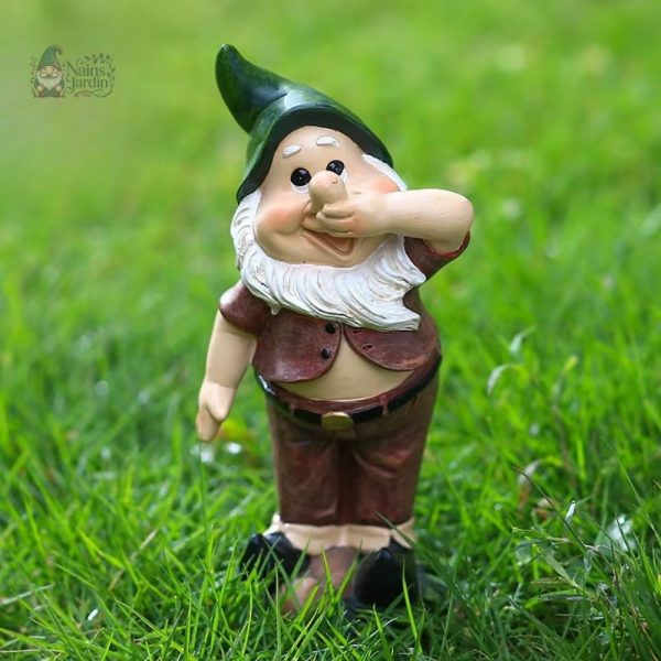 Nain de jardin avec expression réfléchie